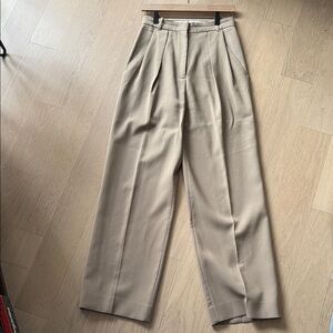 Low Classic Women’s Wide leg pleated Pants Medium